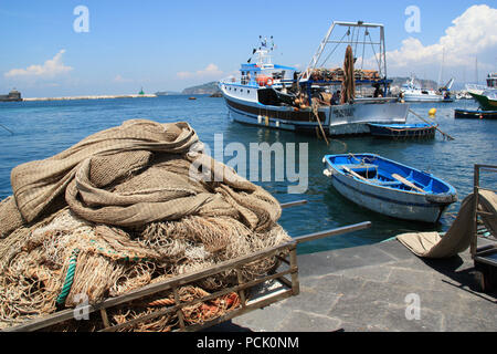 Angeln Boote und Fischernetze an der 'Marina di Procida', die kommerziellen Hafen Procida, Golfo di Napoli, Italien Stockfoto