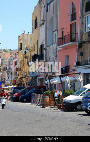 Pastellfarbenen Häusern an der 'Marina di Procida' auf Procida, Golfo di Napoli, Italien farbige Stockfoto