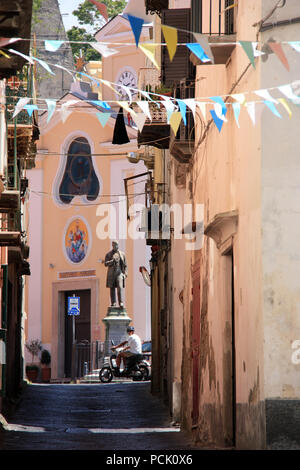 Schmale Gasse, die zum Piazza dei Matiri und die Santuario S. Maria delle Grazie Incoronata auf Procida, Golfo di Napoli, Italien Stockfoto