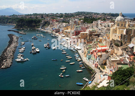 Blick auf den Hafen in Corricella auf Procida, Golfo di Napoli, Italien, mit den lebhaft bunten Häuser in verschiedenen Pastelltönen lackiert Stockfoto