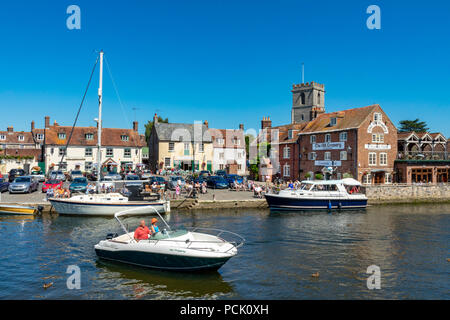 Wareham Dorset England August 02, 2018 Boote mored am Kai auf dem Fluss Frome Stockfoto