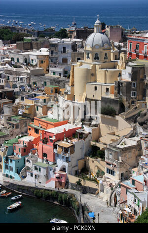 Malerischer Blick auf Santuario S. Maria delle Grazie Incoronata in Corricella auf Procida, Golfo di Napoli, Italien Stockfoto