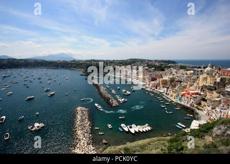 Malerischer Blick auf die Waterfront in Corricella auf Procida, Golfo di Napoli, Italien, mit den lebhaft bunten Häuser in verschiedenen Pastelltönen lackiert Stockfoto