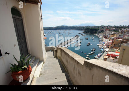 Malerischer Blick auf die Waterfront in Corricella auf Procida, Golfo di Napoli, Italien, mit den lebhaft bunten Häuser in verschiedenen Pastelltönen lackiert Stockfoto