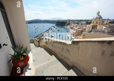 Atemberaubende Aussicht auf die römisch-katholische Kirche Santuario Santa Maria delle Grazie Incoronata und die Waterfront in Corricella auf Procida, Italien Stockfoto