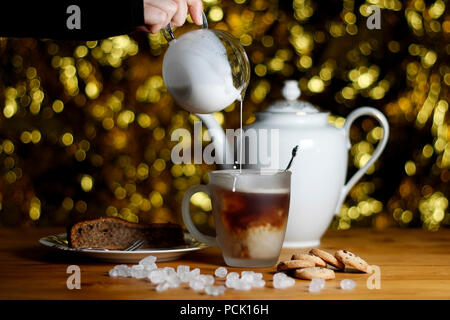 Kaffee und Kuchen mit Milch in einem noblen Restaurant serviert Stockfoto