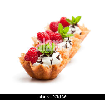 Brandy snap Körbe mit Beeren und Eis isoliert auf weißem Stockfoto