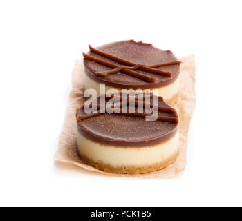Zwei Mini chocolate Cheesecake isoliert auf weißem Stockfoto