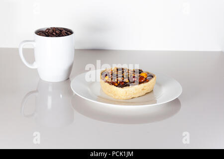 Schöne und köstliche Frühstück in freundlicher neutralen Farben auf weißem Zähler mit weißem Hintergrund Stockfoto