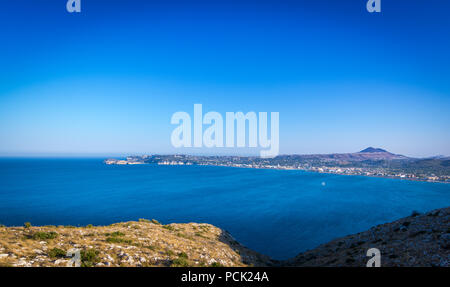 Blick auf die gesamte Bucht von Jávea aus San Antonio Cape, Alicante, Spanien. Stockfoto