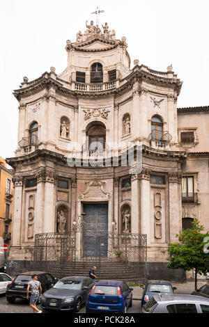 Italien Sizilien Catania barocken Chiesa di San Placido Monaco e Ninetto Kirche des Hl. Placidus Autos Metallgeländer orange tree Kreuz in Obst Stockfoto