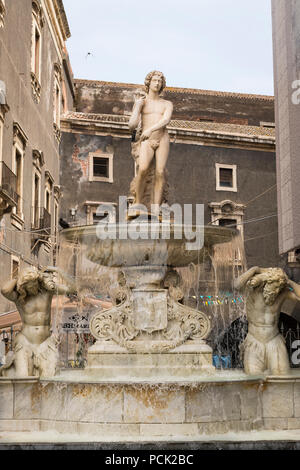 Italien Sizilien Catania Piazza Duomo Fontana dell Amenano Wasser unterirdischen Fluss Skulptur statue Wasserspiel Fischmarkt Mercato della Pescheria Stockfoto