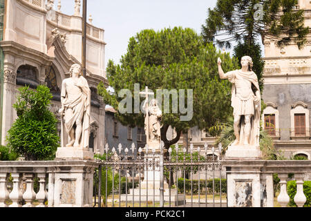 Italien Sizilien Catania Piazzo Duomo Kathedrale Schutzpatron Sant Agata G B Vaccarini steinernen Statuen Skulpturen Garten Park Metallgeländer Stockfoto