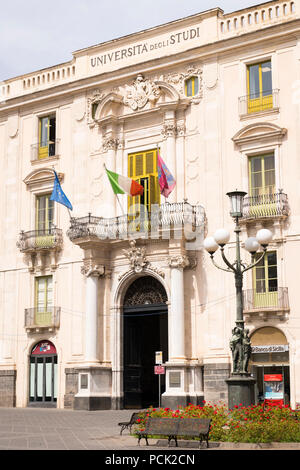 Italien Sizilien Piazza Università degli Studi di Catania Universität Catania flags Balkon gelben Fensterläden aus Holz street scene Licht Palazzo Paterno Stockfoto