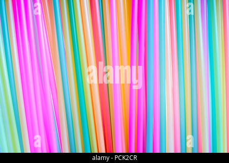 Viele verschiedene farbigen Kunststoff trinken Stockfoto