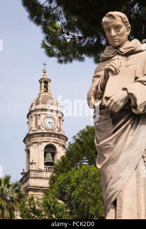 Italien Sizilien Catania Piazzo Duomo Kathedrale Schutzpatron Sant Agata G B Vaccarini steinernen Statuen Skulpturen blue sky clock Glockenturm Stockfoto