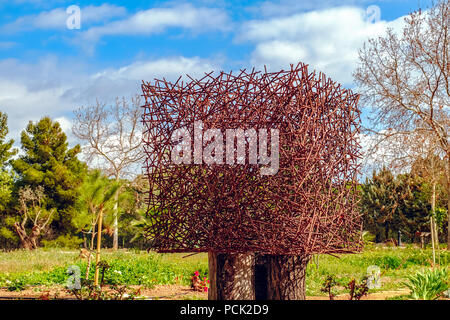 Mettalic abstrakte Kreation im Park Stockfoto