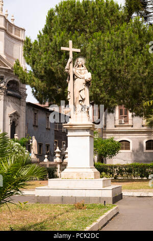 Italien Sizilien Catania Piazzo Duomo Kathedrale Schutzpatron Sant Agata G B Vaccarini steinernen Statuen Skulpturen blauer Himmel Stockfoto