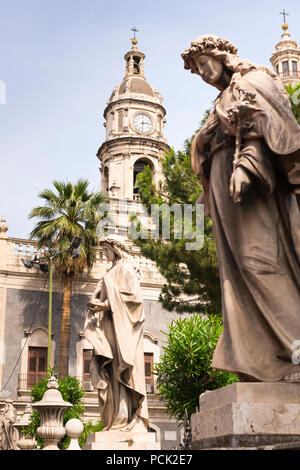 Italien Sizilien Catania Piazzo Duomo Kathedrale Schutzpatron Sant Agata G B Vaccarini steinernen Statuen Skulpturen blue sky clock Glockenturm Stockfoto