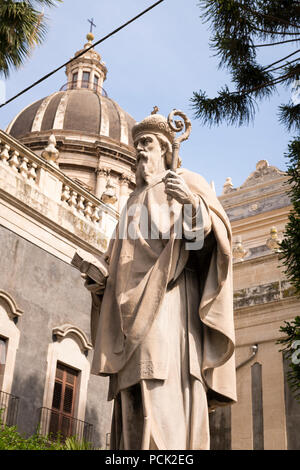 Italien Sizilien Catania Piazzo Duomo Kathedrale Schutzpatron Sant Agata G B Vaccarini steinernen Statuen Skulpturen Blue Sky Dome Rotunde Stockfoto