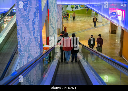 Menschen auf Transportband Stockfoto