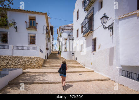 Touristische wieder auf einen coblestoned Treppe in Altea, Spanien Stockfoto