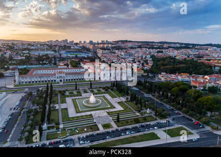 Lissabon, Portugal - 23. Juni 2018: Luftaufnahme der Imperio Square (Praca do Imperio) und dem Hieronymus-Kloster in Lissabon bei Sonnenuntergang; Stockfoto