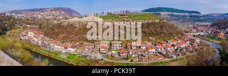 Panoramablick über die Altstadt Veliko Tarnovo und mittelalterliche Festung, Bulgarien. Stockfoto