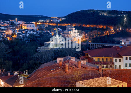 Stadt Veliko Tarnovo, Bulgarien - 24. März 2017. Stadt in der blauen Stunde. Stockfoto