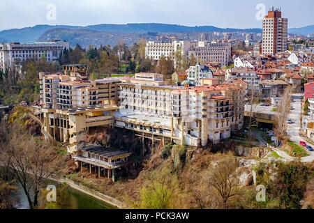 Stadt Veliko Tarnovo, Bulgarien - 24. März 2017. Gebäude in Abbau. Stadt Veliko Tarnovo, Bulgarien. Stockfoto