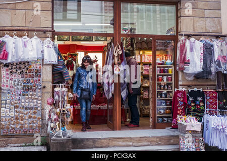 Stadt Veliko Tarnovo, Bulgarien - 24. März 2017. Fußgängerzone mit Souvenirläden Stockfoto