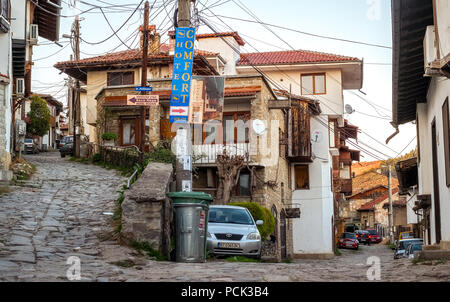 Stadt Veliko Tarnovo, Bulgarien - 24. März 2017. Häuser und Pensionen in der Nähe der Altstadt. Stockfoto