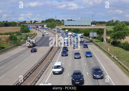 Verkehr gesichert und auf die M1 in Leeds aufgrund eines früheren Unfalls. Stockfoto