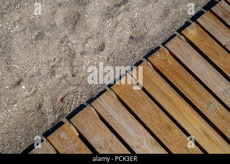 Holzboden am Sandstrand Stockfoto