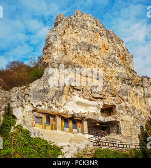 Basarbovo, Bulgarien - 11. November 2017. The Rock's Kloster t Dimitrij von Basarbovo', Bulgarien. Rock Kirche. Stockfoto