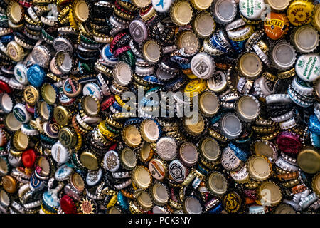 Malaga, Spanien - 20. November 2017. Hintergrund der Beer Bottle Caps, eine Mischung aus verschiedenen europäischen Marken. Stockfoto