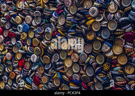 Malaga, Spanien - 20. November 2017. Hintergrund der Beer Bottle Caps, eine Mischung aus verschiedenen europäischen Marken. Stockfoto