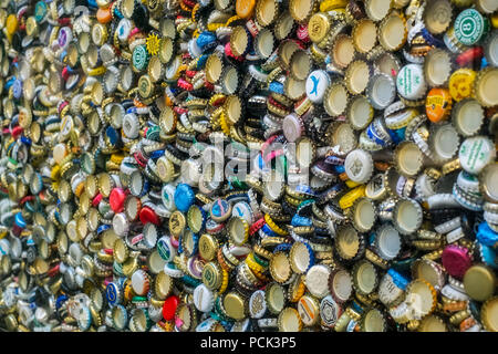 Malaga, Spanien - 20. November 2017. Hintergrund der Beer Bottle Caps, eine Mischung aus verschiedenen europäischen Marken. Stockfoto