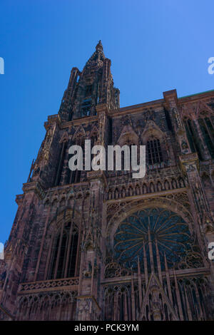 Fassade des Wahrzeichen der Kathedrale von Straßburg an einem sonnigen Tag mit blauen Himmel, Frankreich. Stockfoto