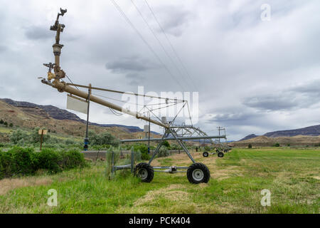 Rad line irrigators Maschine in einem Bereich, in Wüste, Central Oregon, USA. Stockfoto
