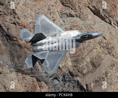 Die amerikanische LUFTWAFFE F-22A Raptor fliegt Obwohl Star Wars Canyon, Kalifornien. Dieser Kämpfer gehört zur 422Nd TES, 53 WG, Nellis AFB Stockfoto