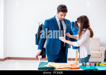 Professionelle maßgeschneiderte Messungen für Anzug Stockfoto