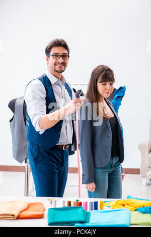Professionelle maßgeschneiderte Messungen für Anzug Stockfoto