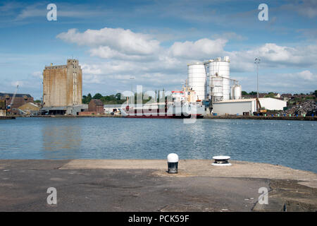 Schärfe Docks, Gloucestershire, Vereinigtes Königreich auf der Gloucester zu Schärfe Canal auf dem Fluss Severn, Altmetall Recycling auf alten Kranen. Stockfoto