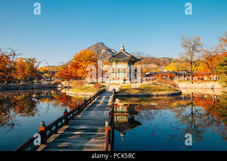 Gyeongbokgung Palast Hyangwonjeong mit Herbst Ahorn in Seoul, Korea Stockfoto