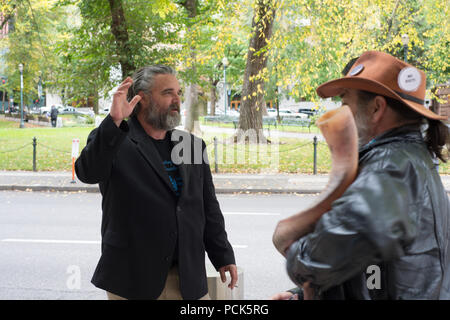 Jason Patrick, Links, beklagte im Februar 14th, 2017 Versuch vor dem Gerichtsgebäude im Gespräch mit David Brugger und andere unterstützende Demonstranten. Stockfoto