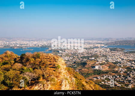 Fateh Sagar See Pichola See und der Altstadt von Monsun Palace in Udaipur, Indien Stockfoto