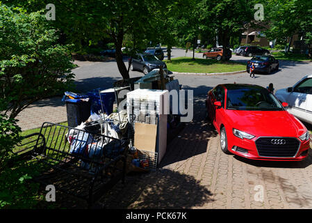 Ein riesiger Haufen Müll auf die Straße entleert auf Quebec beweglicher Tag 1. Juli. Stockfoto