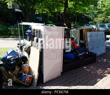 Ein riesiger Haufen Müll auf die Straße entleert auf Quebec beweglicher Tag 1. Juli. Stockfoto