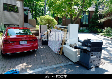 Ein riesiger Haufen Müll auf die Straße entleert auf Quebec beweglicher Tag 1. Juli. Stockfoto